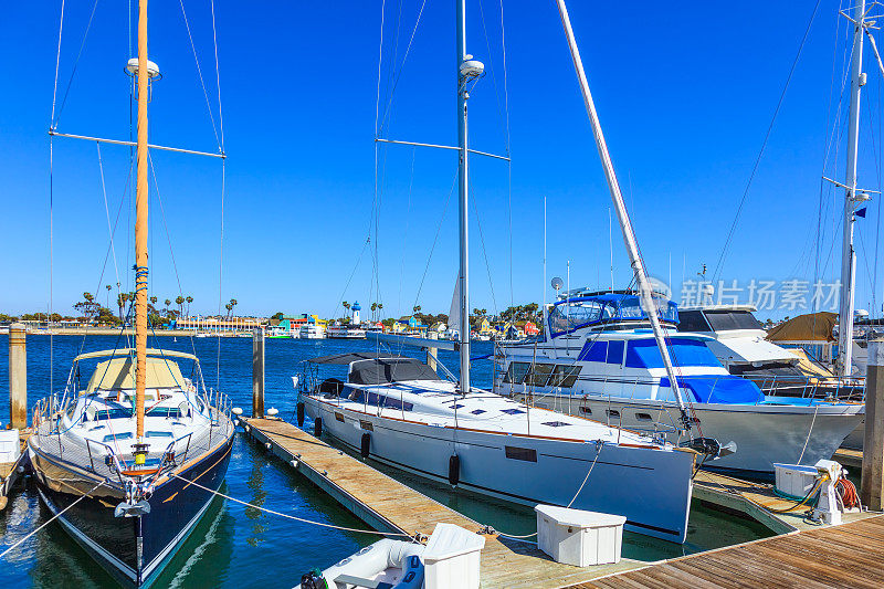 豪华帆船停泊在加州Marina Del Rey的码头上